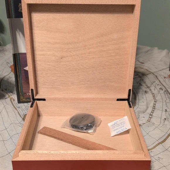 Bond Street Desktop With Built-in Humidor Cigar Case Brand New In Box - Picture 10 of 16